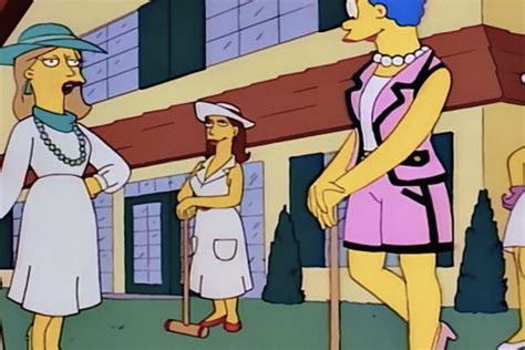 Chanel trae de vuelta el traje rosa de Marge Simpson .